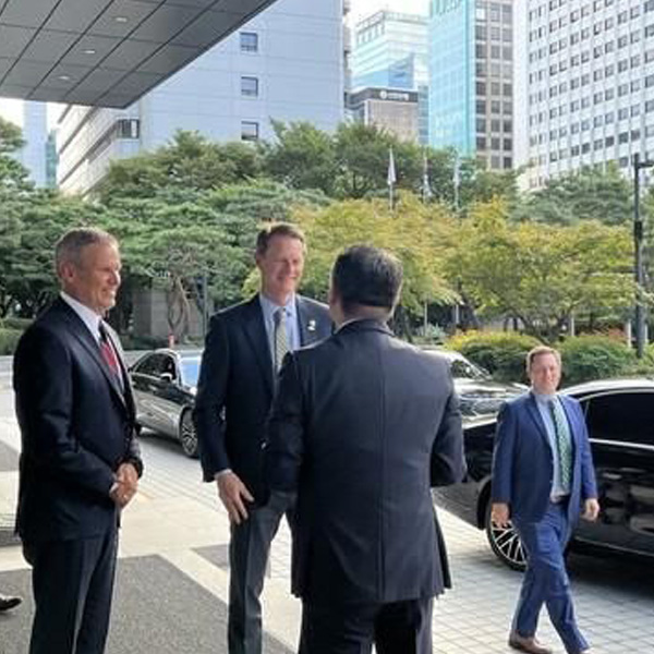 Tennessee governor meets with SK On CEO to strengthen investment ties 썸네일 이미지